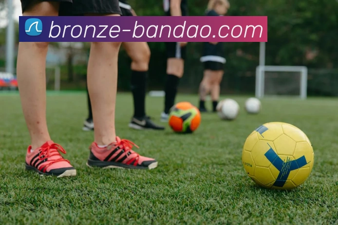 在足球场上意外踩到地雷的惊险瞬间与生死抉择